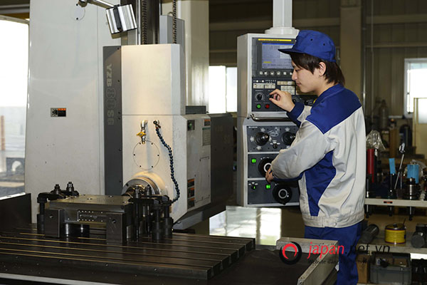Kỹ sư Nhật Bản vận hành máy CNC lương 18,6 man